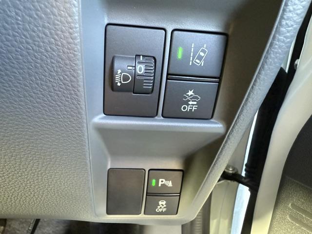 【インパネスイッチ類】車線逸脱抑制機能、衝突被害軽減ブレーキ、パーキングセンサー、横滑り防止装置など各作動スイッチが装備されています！