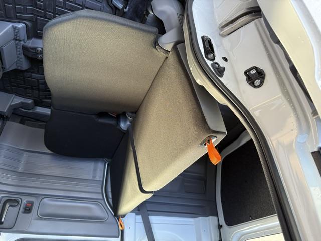 助手席をたたむ際も肩部のフックで簡単にたたむことができます！