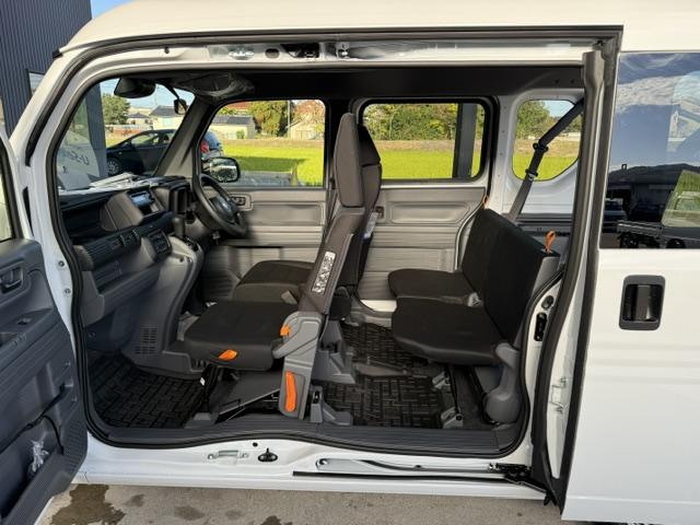 左センターピラーをなくすことで左側からも楽に荷物の搬入、搬出がしていただけます♪