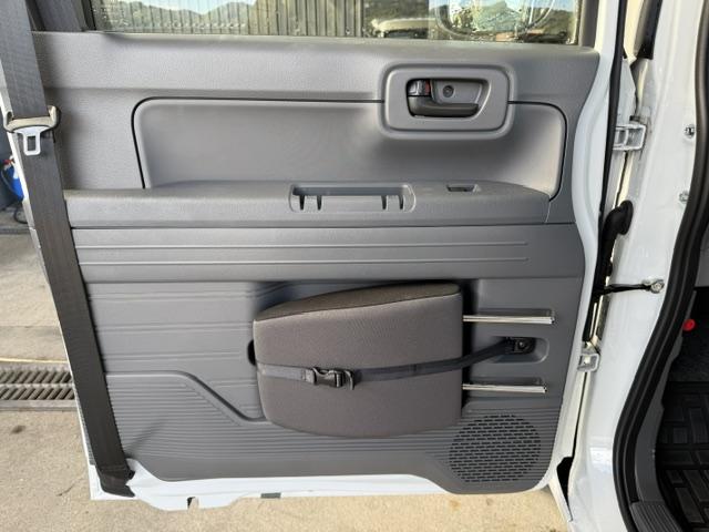 助手席を床に格納する際に外すヘッドレストは、内張部に収納しておけます！