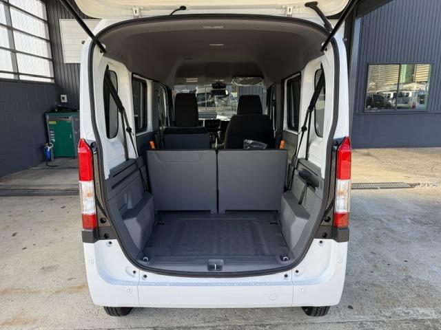 低床、天井高のある荷室開口部は、スクエア型の荷室空間になっているので隅々まで無駄なくお荷物を載せていただけます♪