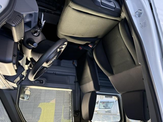 【フロントシート】座り心地にもこだわったフロントシートは、乗用車と同等サイズのシートサイズで姿勢も安定して疲れにくいシート設計となっております☆