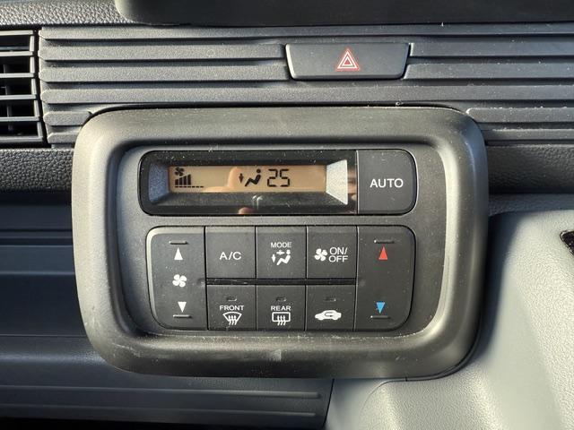 【フルオートエアコン】お好みの温度を設定するだけで、風量などを自動でコントロールしてくれるフルオートエアコンが装備されています。季節や時期によって難しい温度調節もこれで解消です！