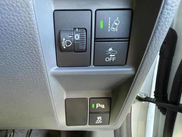 【インパネスイッチ類】車線逸脱抑制機能、衝突被害軽減ブレーキ、パーキングセンサー、横滑り防止装置など各作動スイッチが装備されています！