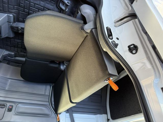 助手席肩部のループを引っ張るだけで簡単に助手席をたたむことができます♪