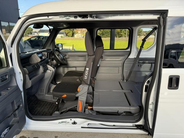 左センターピラーをなくすことで左側からも楽に荷物の搬入、搬出がしていただけます♪