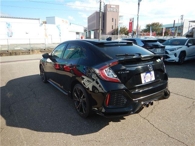 シビック ハッチバック 禁煙車 ホンダセンシング パドルシフト LEDヘッドライト 純正7インチナビ バックカメラ Bluetoothオーディオ フルセグTV/DVD再生 シートヒーター 電動パーキングブレーキ(4枚目)