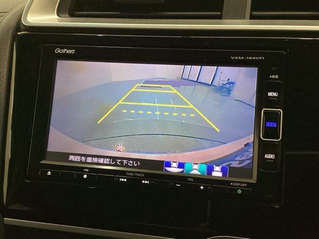 リバースギアに入れるだけで後方の表示へ切り替わります。夜間や雨の日の駐車も楽になりますよ。