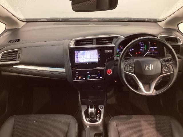 使いやすいレイアウトのダッシュボード周辺です。オートエアコンや小物入れなど嬉しい装備が満載です。