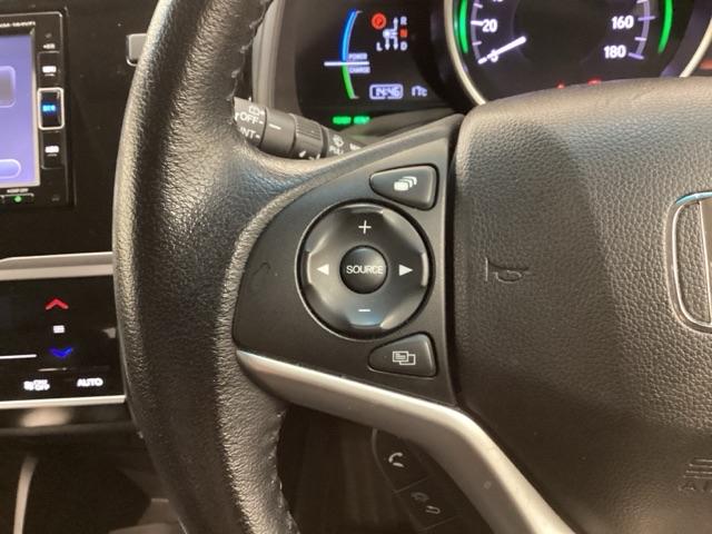 ステアリングにオーディオ操作スイッチが付いています。オーディオ画面に直接タッチしなくても操作が出来ますので、運転に集中できます。