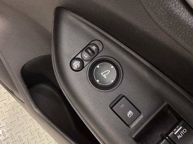 狭い駐車場で便利な電動格納ドアミラーが付いています。