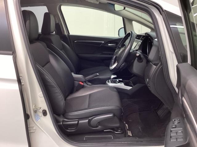 程よい硬さとホールド性が高くロングドライブも疲れにくいシートです。