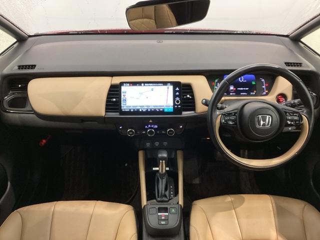 フィット ｅ：ＨＥＶリュクス　Ｈ　ＳＥＮＳＩＮＧ　革シ－ト　最長５年保証　ワンオーナー　純正ナビ　ＴＶ　Ｒカメラ　マルチビュー　ＢＴオ－ディオ　ＥＴＣ　ＬＥＤライト　ＶＳＡ　シートヒーター　クルコン　アルミ　フォグ　スマートキー（9枚目）