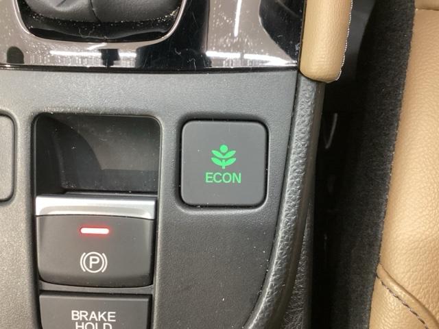 フィット ｅ：ＨＥＶリュクス　Ｈ　ＳＥＮＳＩＮＧ　革シ－ト　最長５年保証　ワンオーナー　純正ナビ　ＴＶ　Ｒカメラ　マルチビュー　ＢＴオ－ディオ　ＥＴＣ　ＬＥＤライト　ＶＳＡ　シートヒーター　クルコン　アルミ　フォグ　スマートキー（15枚目）