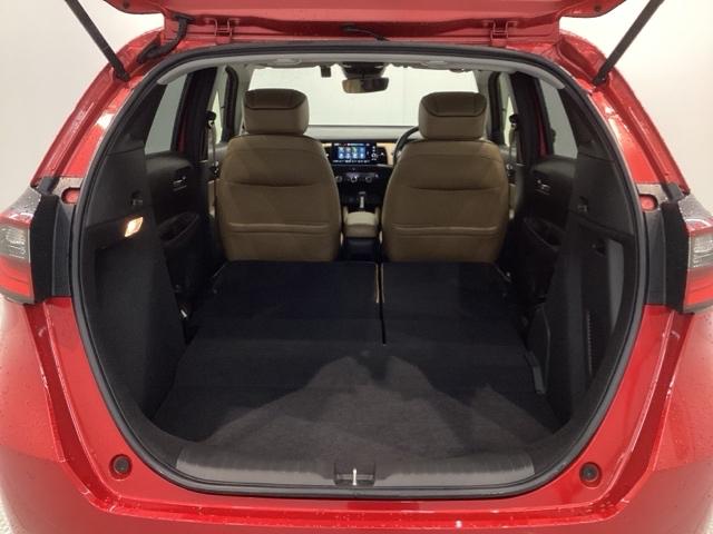 フィット ｅ：ＨＥＶリュクス　Ｈ　ＳＥＮＳＩＮＧ　革シ－ト　最長５年保証　ワンオーナー　純正ナビ　ＴＶ　Ｒカメラ　マルチビュー　ＢＴオ－ディオ　ＥＴＣ　ＬＥＤライト　ＶＳＡ　シートヒーター　クルコン　アルミ　フォグ　スマートキー（19枚目）