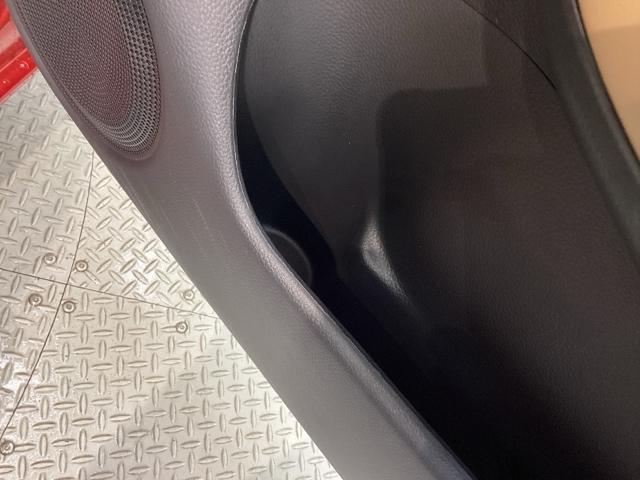 フィット ｅ：ＨＥＶリュクス　Ｈ　ＳＥＮＳＩＮＧ　革シ－ト　最長５年保証　ワンオーナー　純正ナビ　ＴＶ　Ｒカメラ　マルチビュー　ＢＴオ－ディオ　ＥＴＣ　ＬＥＤライト　ＶＳＡ　シートヒーター　クルコン　アルミ　フォグ　スマートキー（33枚目）