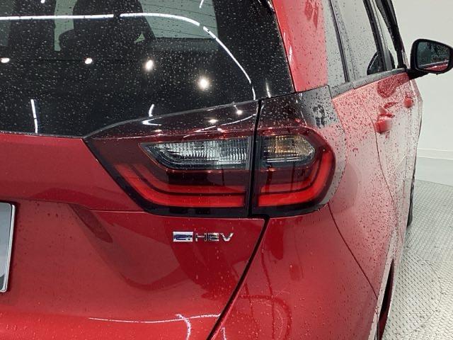 フィット ｅ：ＨＥＶリュクス　Ｈ　ＳＥＮＳＩＮＧ　革シ－ト　最長５年保証　ワンオーナー　純正ナビ　ＴＶ　Ｒカメラ　マルチビュー　ＢＴオ－ディオ　ＥＴＣ　ＬＥＤライト　ＶＳＡ　シートヒーター　クルコン　アルミ　フォグ　スマートキー（45枚目）