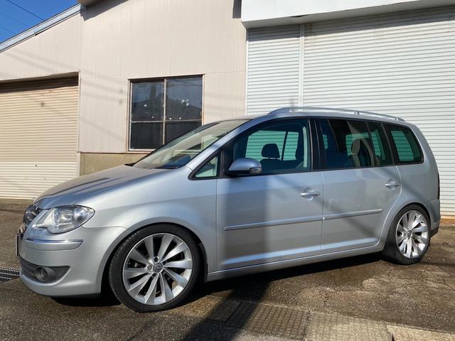 ゴルフトゥーラン ＴＳＩ　ハイライン　キーレスエントリー　キセノンヘッドライト　メモリーナビ　フルセグＴＶ　バックカメラ　Ｂｌｕｅｔｏｏｔｈオーディオ（3枚目）