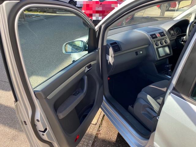 ゴルフトゥーラン ＴＳＩ　ハイライン　キーレスエントリー　キセノンヘッドライト　メモリーナビ　フルセグＴＶ　バックカメラ　Ｂｌｕｅｔｏｏｔｈオーディオ（14枚目）