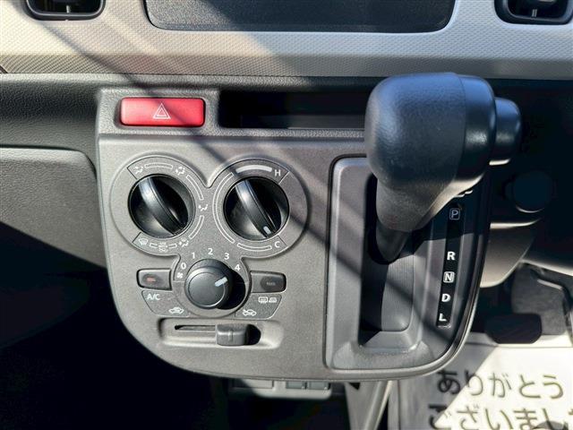 アルト Ｌ　４ＷＤ　オートライト　キーレスエントリー　アイドリングストップ　電動格納ミラー　シートヒーター　ＣＶＴ　盗難防止システム　ＡＢＳ　ＥＳＣ　ＣＤ　ミュージックプレイヤー接続可　衝突安全ボディ　エアコン（5枚目）
