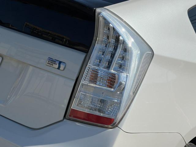 プリウス Ｓツーリングセレクション　禁煙車　純正ナビ　フルセグ　純正１７インチアルミ（２０２５年製タイヤ装着）　ヘッドライトコーティング済　バックカメラ　スペアキーあり　ＬＥＤヘッドライト　スカッフイルミネーション　ＥＴＣ　フォグランプ（68枚目）