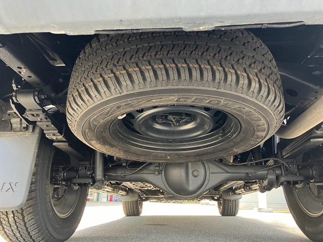 ハイラックス Ｚ　ＧＲスポーツ　４ＷＤ　純正メモリーナビ　全方位カメラ　Ｂｌｕｅｔｏｏｔｈオーディオ　ＥＴＣ　スマートキー　プッシュスタート　オートクルーズコントロール　トノカバー　純正１７インチアルミ（9枚目）