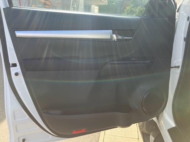 ハイラックス Ｚ　ＧＲスポーツ　４ＷＤ　純正メモリーナビ　全方位カメラ　Ｂｌｕｅｔｏｏｔｈオーディオ　ＥＴＣ　スマートキー　プッシュスタート　オートクルーズコントロール　トノカバー　純正１７インチアルミ（12枚目）