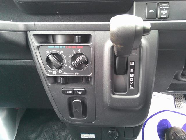 ハイゼットカーゴ ＤＸ　４ＷＤ　純正ナビ　ＤＶＤ再生　ブルートゥース　フルセグＴＶ　ＥＴＣ　キーレスエントリー　マニュアルエアコン　前席パワーウインドウ　パワーステアリング　デュアルエアバッグ　アイドリングストップ（11枚目）