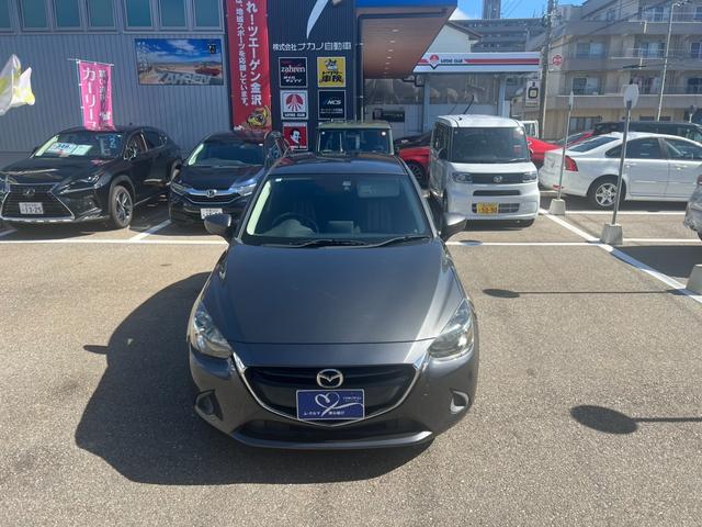 デミオ １３Ｓ　アーバンスタイリッシュモード　特別仕様車、ブラインドスポットモニタ（リア・クロス・トラフィック・アラート機能付）シートヒーター、純正ナビ＆ＣＤ／ＤＶＤプレーヤー＋地上デジタルＴＶチューナー（フルセグ）ＥＴＣ、プッシュスタート（3枚目）