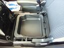 助手席下にも収納が付いてます!