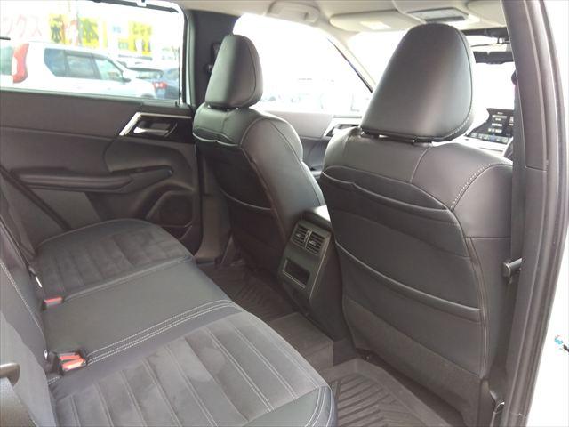 アウトランダーＰＨＥＶ Ｇ☆マイパイロット☆電動テールゲート☆禁煙車☆５人乗り☆　４ＷＤ☆９インチナビ☆Ｂｌｕｅｔｏｏｔｈ☆アラウンドビューモニター☆パワーシート☆シートヒーター☆ステアリングヒーター☆衝突軽減ブレーキ☆ブラインドスポットモニター☆ＬＥＤヘッドライト☆試乗ＯＫ☆（16枚目）