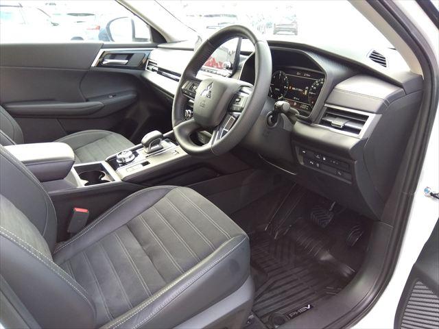 アウトランダーＰＨＥＶ Ｇ☆マイパイロット☆電動テールゲート☆禁煙車☆５人乗り☆　４ＷＤ☆９インチナビ☆Ｂｌｕｅｔｏｏｔｈ☆アラウンドビューモニター☆パワーシート☆シートヒーター☆ステアリングヒーター☆衝突軽減ブレーキ☆ブラインドスポットモニター☆ＬＥＤヘッドライト☆試乗ＯＫ☆（18枚目）