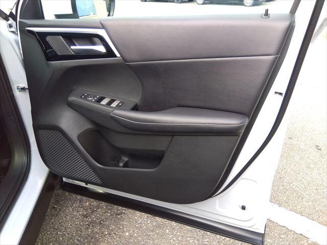 アウトランダーＰＨＥＶ Ｇ☆マイパイロット☆電動テールゲート☆禁煙車☆５人乗り☆　４ＷＤ☆９インチナビ☆Ｂｌｕｅｔｏｏｔｈ☆アラウンドビューモニター☆パワーシート☆シートヒーター☆ステアリングヒーター☆衝突軽減ブレーキ☆ブラインドスポットモニター☆ＬＥＤヘッドライト☆試乗ＯＫ☆（46枚目）