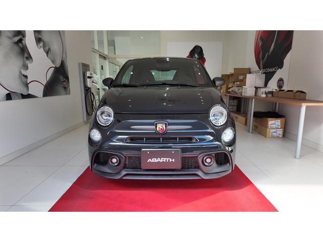 アバルト695 コンペティツィオーネ 登録済未使用車 最終モデル 左ハンドル 5MT 可変バルブ付きレコルトモンツァ イエローbrembo対向4ポッドモノブロックブレーキキャリパー サベルト製カーボンバックシェルセミバケットシート(2枚目)