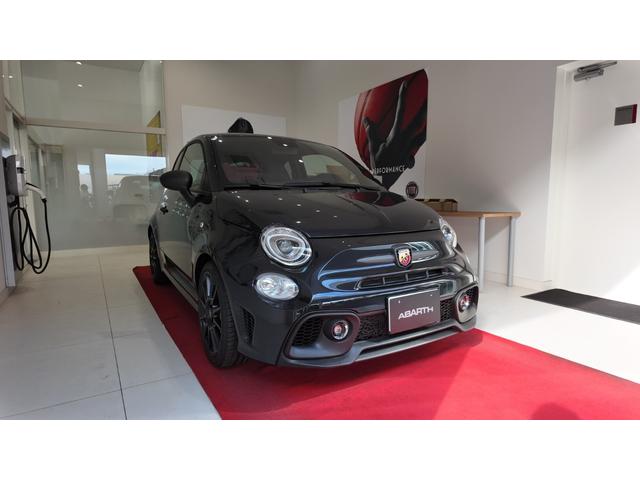 アバルト695 コンペティツィオーネ 登録済未使用車 最終モデル 左ハンドル 5MT 可変バルブ付きレコルトモンツァ イエローbrembo対向4ポッドモノブロックブレーキキャリパー サベルト製カーボンバックシェルセミバケットシート(3枚目)