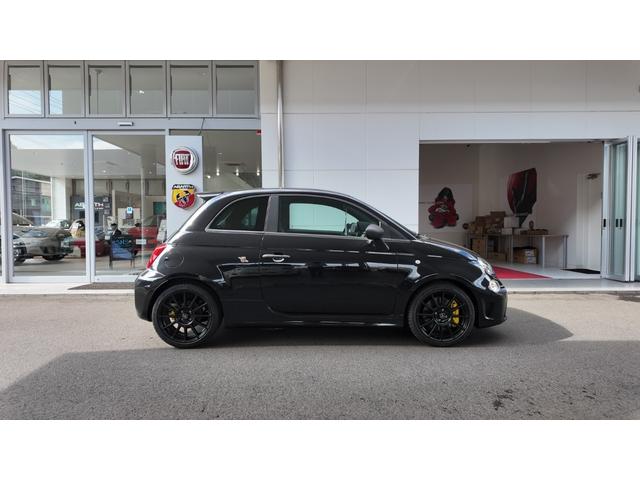 アバルト695 コンペティツィオーネ 登録済未使用車 最終モデル 左ハンドル 5MT 可変バルブ付きレコルトモンツァ イエローbrembo対向4ポッドモノブロックブレーキキャリパー サベルト製カーボンバックシェルセミバケットシート(4枚目)