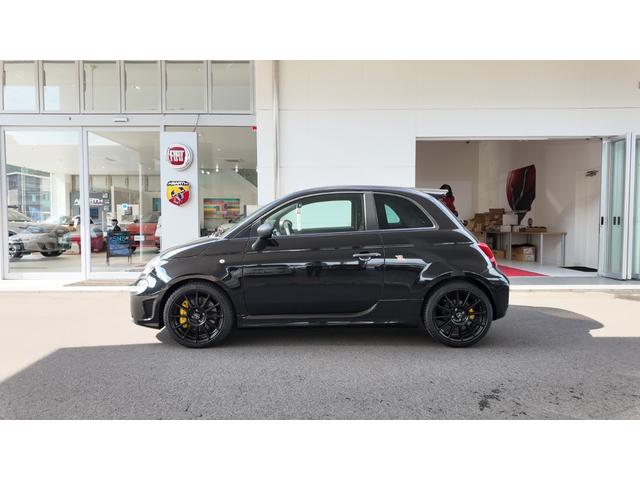 アバルト695 コンペティツィオーネ 登録済未使用車 最終モデル 左ハンドル 5MT 可変バルブ付きレコルトモンツァ イエローbrembo対向4ポッドモノブロックブレーキキャリパー サベルト製カーボンバックシェルセミバケットシート(5枚目)