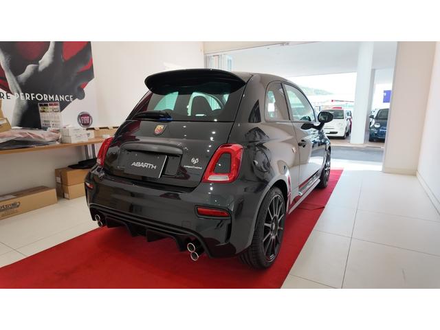 アバルト695 コンペティツィオーネ 登録済未使用車 最終モデル 左ハンドル 5MT 可変バルブ付きレコルトモンツァ イエローbrembo対向4ポッドモノブロックブレーキキャリパー サベルト製カーボンバックシェルセミバケットシート(6枚目)