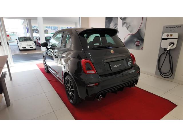 アバルト695 コンペティツィオーネ 登録済未使用車 最終モデル 左ハンドル 5MT 可変バルブ付きレコルトモンツァ イエローbrembo対向4ポッドモノブロックブレーキキャリパー サベルト製カーボンバックシェルセミバケットシート(8枚目)