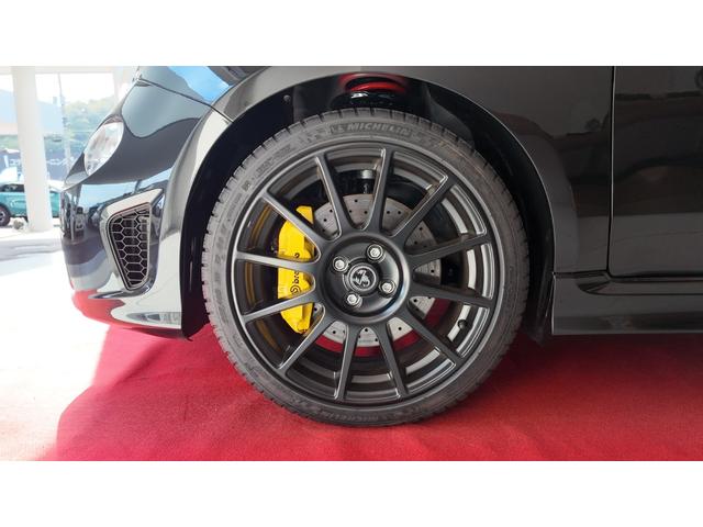 アバルト695 コンペティツィオーネ 登録済未使用車 最終モデル 左ハンドル 5MT 可変バルブ付きレコルトモンツァ イエローbrembo対向4ポッドモノブロックブレーキキャリパー サベルト製カーボンバックシェルセミバケットシート(9枚目)