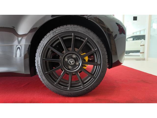 アバルト695 コンペティツィオーネ 登録済未使用車 最終モデル 左ハンドル 5MT 可変バルブ付きレコルトモンツァ イエローbrembo対向4ポッドモノブロックブレーキキャリパー サベルト製カーボンバックシェルセミバケットシート(10枚目)