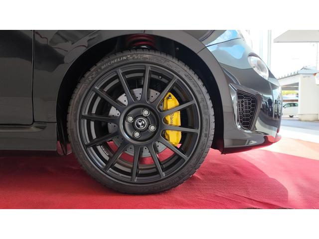 アバルト695 コンペティツィオーネ 登録済未使用車 最終モデル 左ハンドル 5MT 可変バルブ付きレコルトモンツァ イエローbrembo対向4ポッドモノブロックブレーキキャリパー サベルト製カーボンバックシェルセミバケットシート(11枚目)