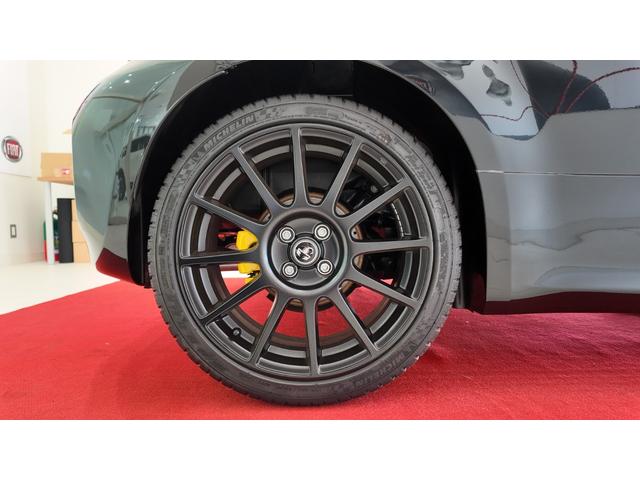 アバルト695 コンペティツィオーネ 登録済未使用車 最終モデル 左ハンドル 5MT 可変バルブ付きレコルトモンツァ イエローbrembo対向4ポッドモノブロックブレーキキャリパー サベルト製カーボンバックシェルセミバケットシート(12枚目)