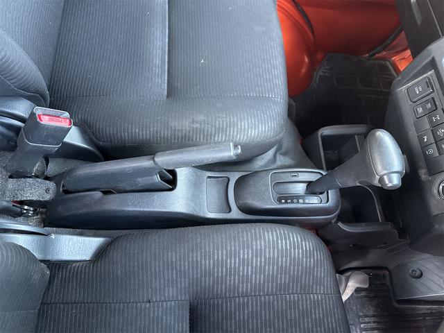 必ず使用するシフトレバー。確りと確認したいですね。