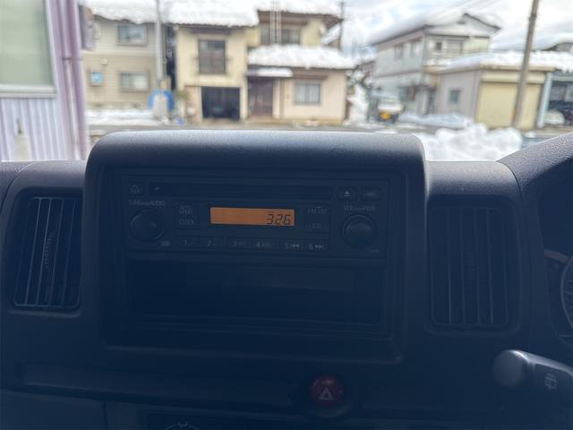 ミニキャブバン ブラボー　４ＷＤ　ハイルーフ　ＭＴ　両側スライドドア　アルミホイール　エアコン　パワーステアリング　パワーウィンドウ　運転席エアバッグ　ＣＤ（4枚目）