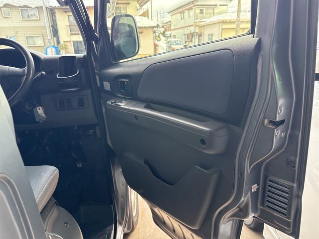 ミニキャブバン ブラボー　４ＷＤ　ハイルーフ　ＭＴ　両側スライドドア　アルミホイール　エアコン　パワーステアリング　パワーウィンドウ　運転席エアバッグ　ＣＤ（8枚目）