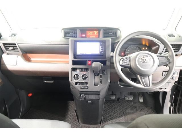 スタイリッシュなデザインのインパネ。各操作スイッチは使いやすい位置に配置されてます。