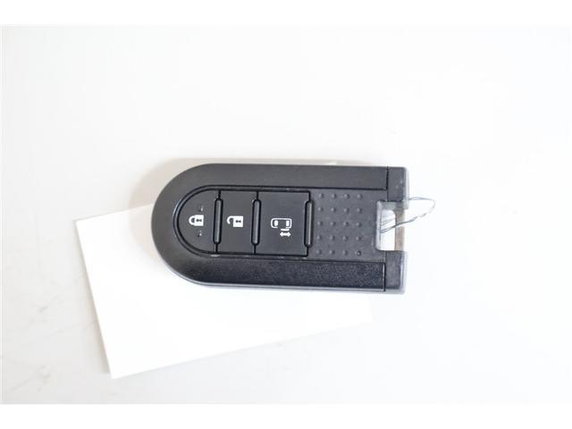 手荷物が多いときでも、スマートキーをバッグやポケットに携帯していれば、キーを取り出すことなくドアの解錠・施錠ができます。