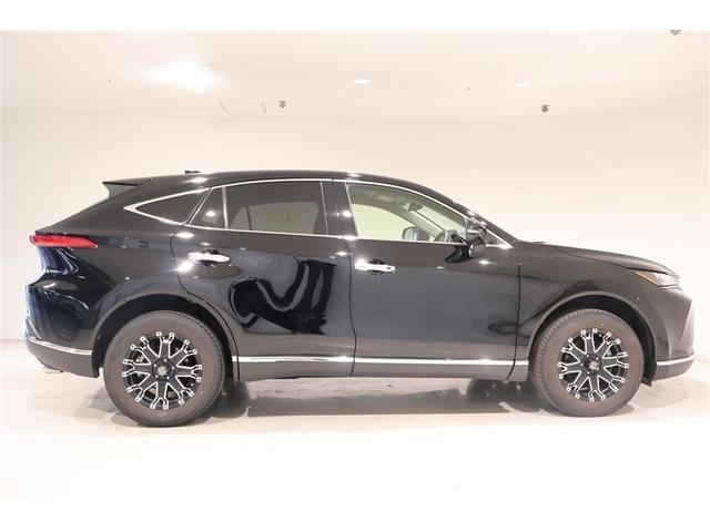 運転席側の真横からのサイドフォルム、シンプルで飽きのこないスタイリッシュなスタイルですね！乗降しやすそうなのがわかります。