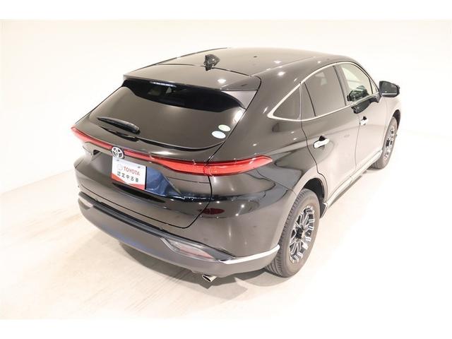 後部座席とリヤはプライバシーガラスになっています。座っている人や置いてある荷物が見えにくくなっているのでプライバシーの確保が出来ます。